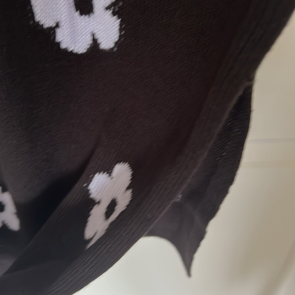 H&M Black Dress with White Floral Pattern - Picture 4 of 7